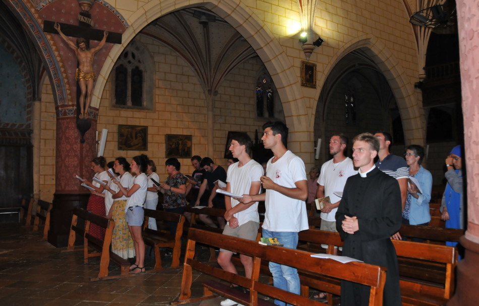 des gens prient dans une église