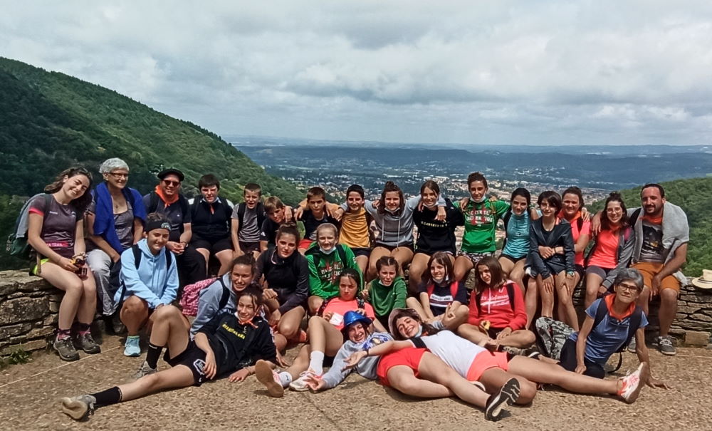 photo souvenir du groupe de jeunes et des accompagnateurs devant un paysage lointain