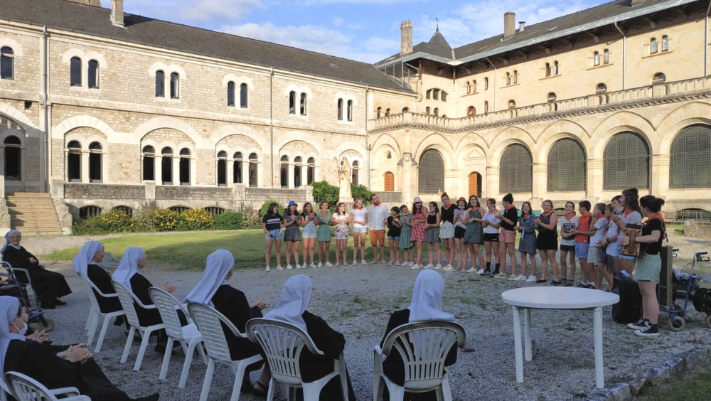 groupe de jeunes donnant un spectacle à des soeurs