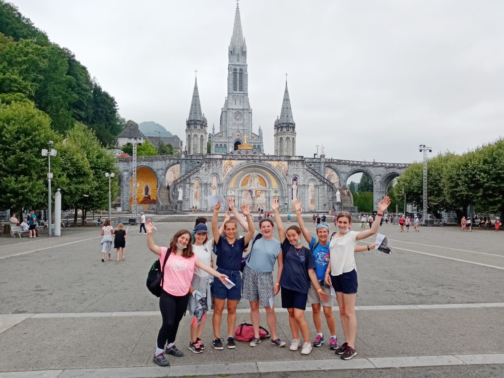 groupe de jeunes filles au Sanctuaire de Lourdes