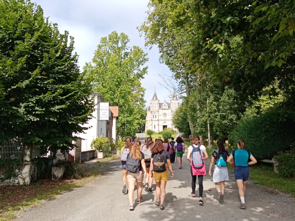 groupe de jeunes filles marchant vers l'église Notre Dame de Piétat