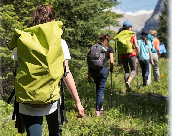 jeunes filles en randonnée