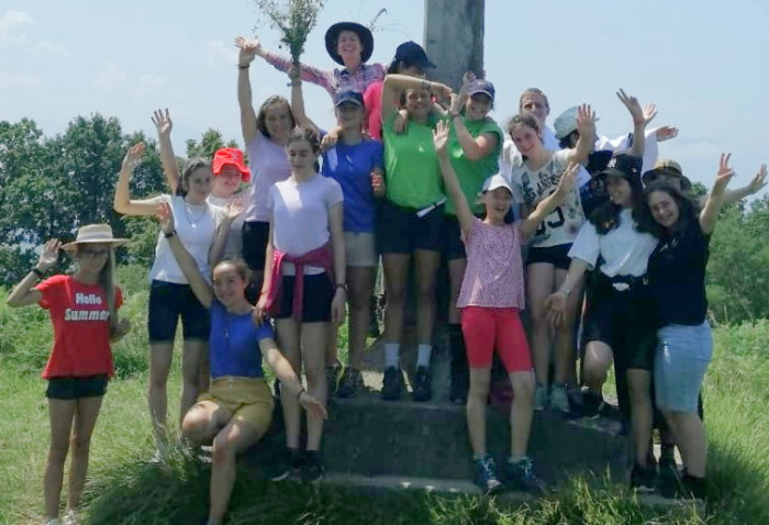 groupe de jeunes filles joyeuses à la campagne