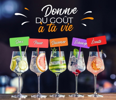 verres de cocktails avec étiquettes sens, pause, discerner, échange et écoute