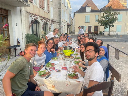 groupes de personnes à table à un repas