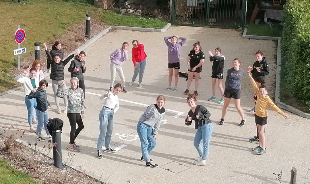 groupe d'adolescents en cercle dans un parking