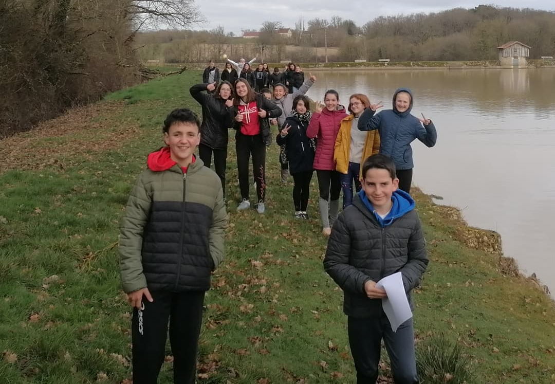 groupe d'adolescents marchant au bord d'un fleuve