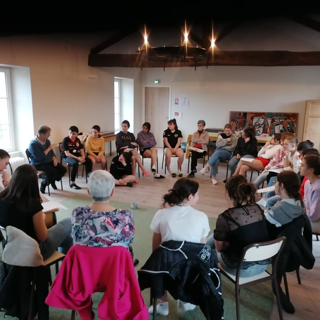 groupe d'adolescents assis en cercle