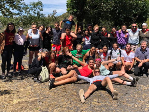 groupe de jeunes joyeux en été