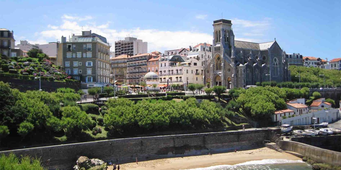 église Sainte Eugénie et la plage de Biarritz