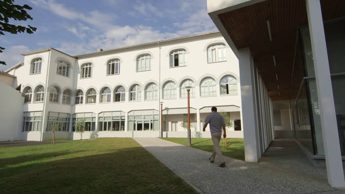 une personne marche vers un bâtiment