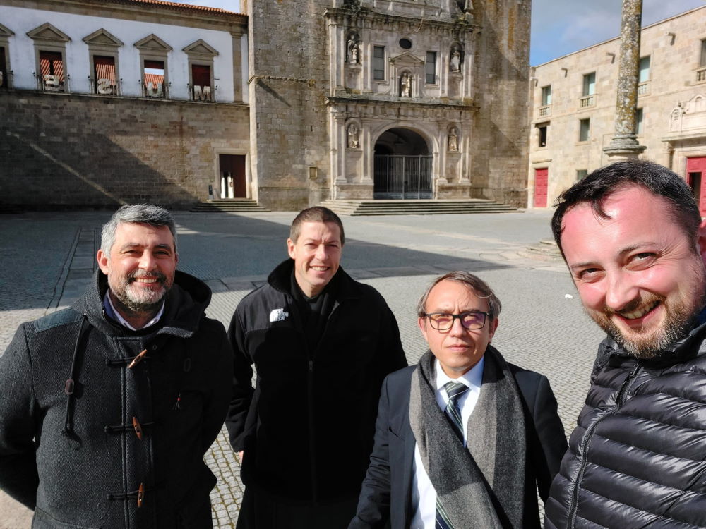 groupe d'adultes en selfie