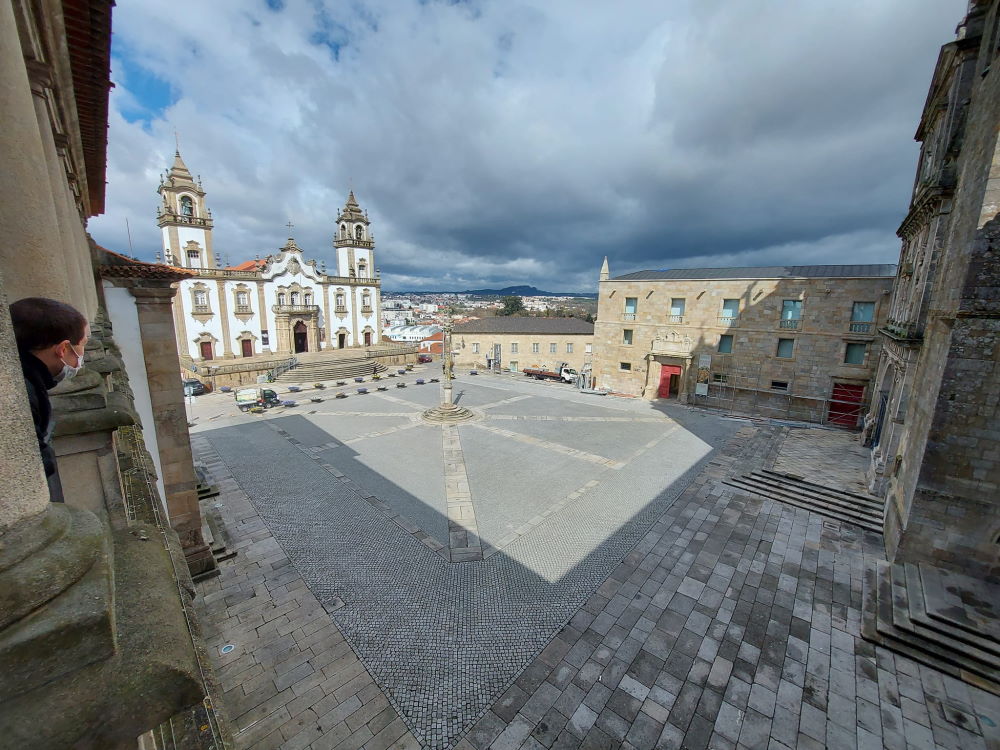 une église et une place