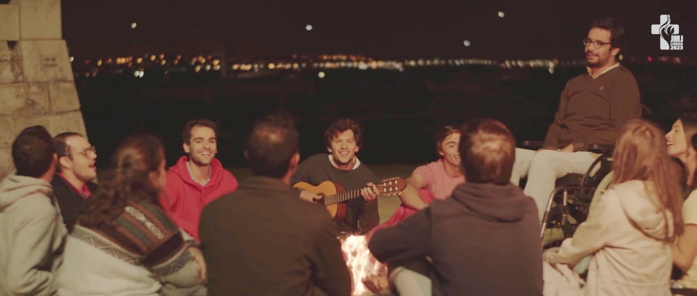 Jeunes qui chantent à la plage la nuit