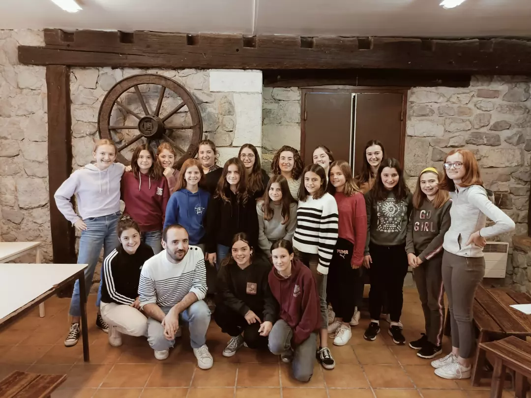 un groupe de jeunes posent pour la photo