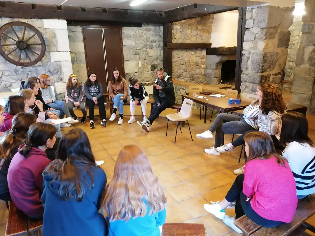 groupe de jeunes réunis en cercle