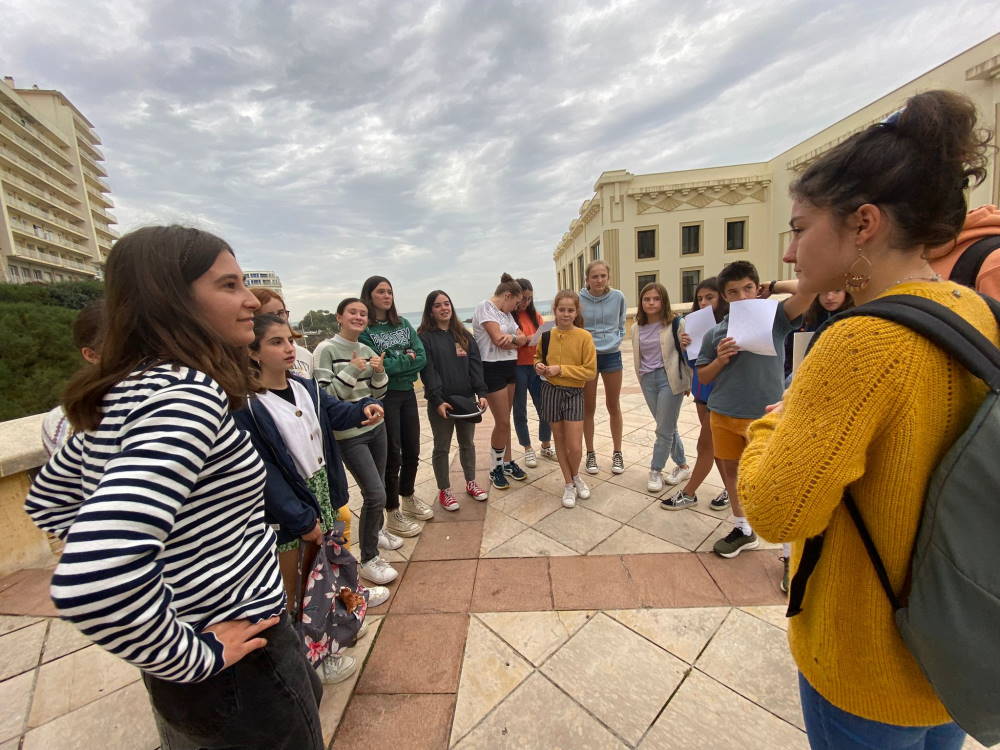 groupe de jeunes réunis en cercle