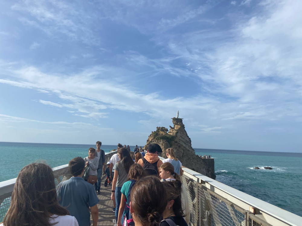 des jeunes sur le pont allant vers le Rocher de la Vierge Marie