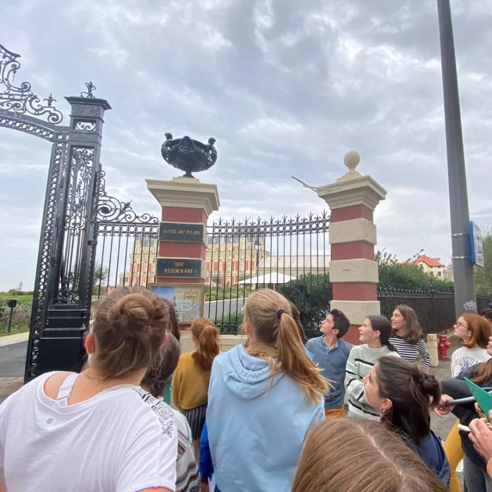 un groupe de jeunes devant l'Hôtel du Palais à Biarritz