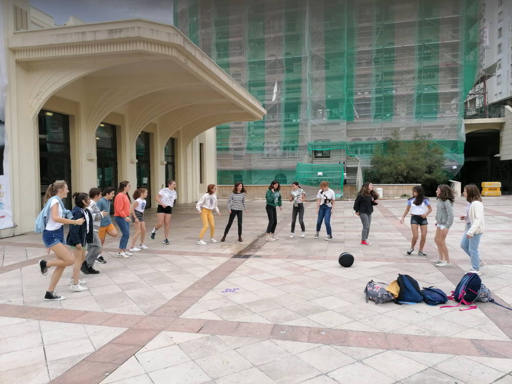 un groupe de jeunes se divertissant sur une esplanade