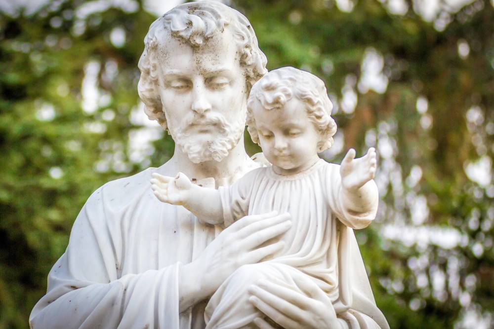 Statue de Saint Joseph portant l'anfant Jésus